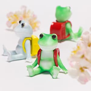 ランドセルを背負ってケロケロ小学校に入学するチビカエル