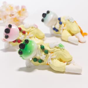 修行せずダラけちゃった山伏衣装のカエルの縁起物