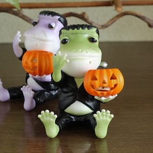 ハロウィンでお菓子を食べ尽くすために現れたモンスターカエル:フランケロンシュタイン